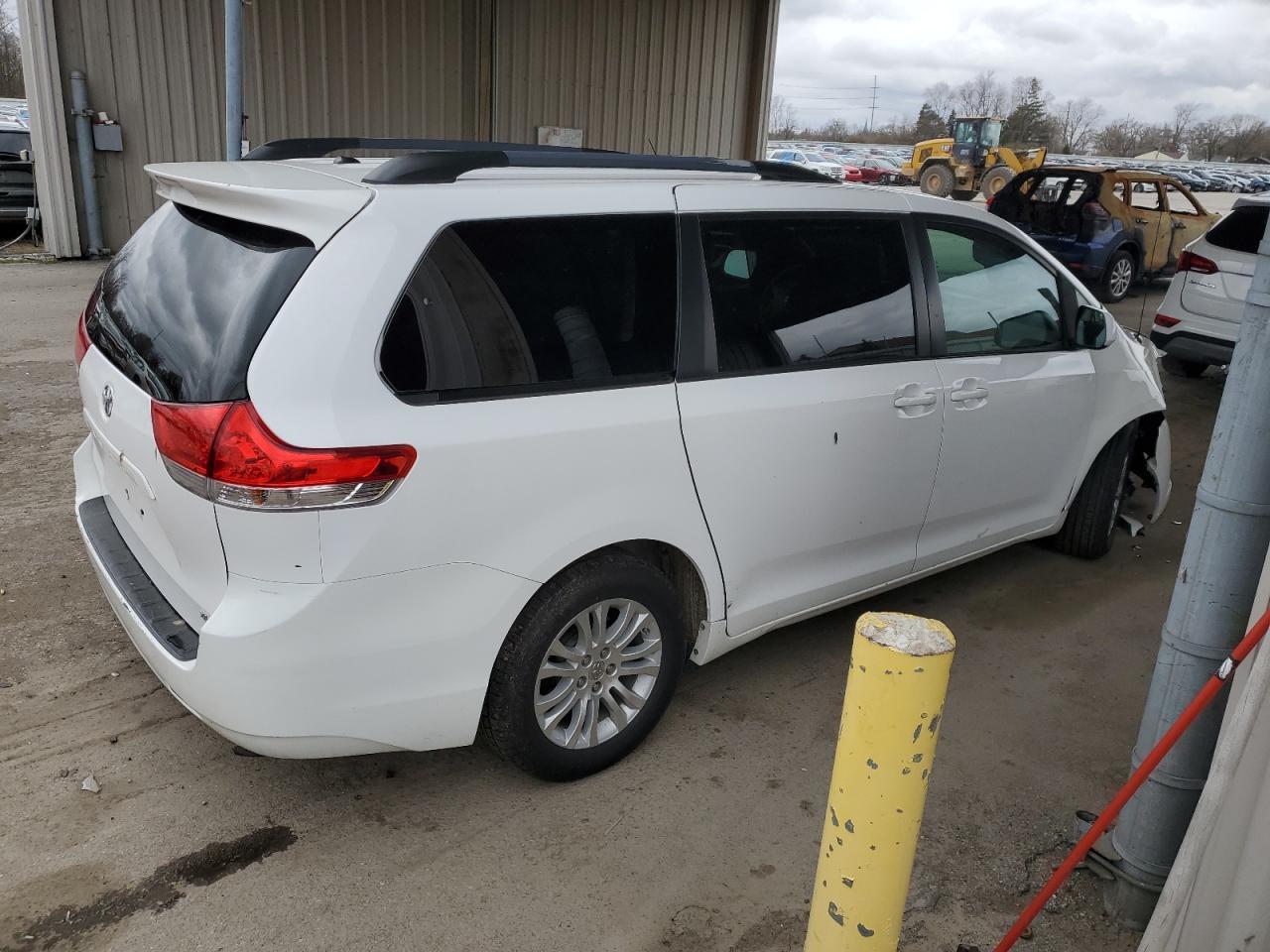 2013 TOYOTA SIENNA XLE - Фото 3