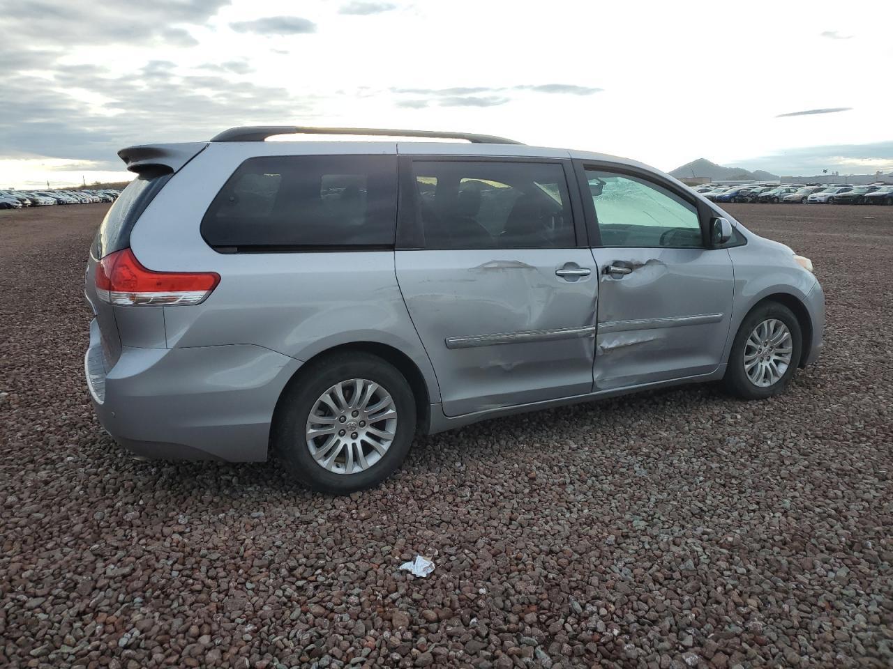 2011 TOYOTA SIENNA XLE - Фото 3