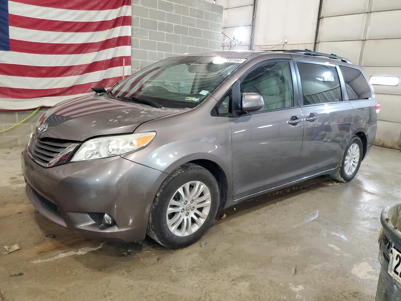 2011 TOYOTA SIENNA XLE
