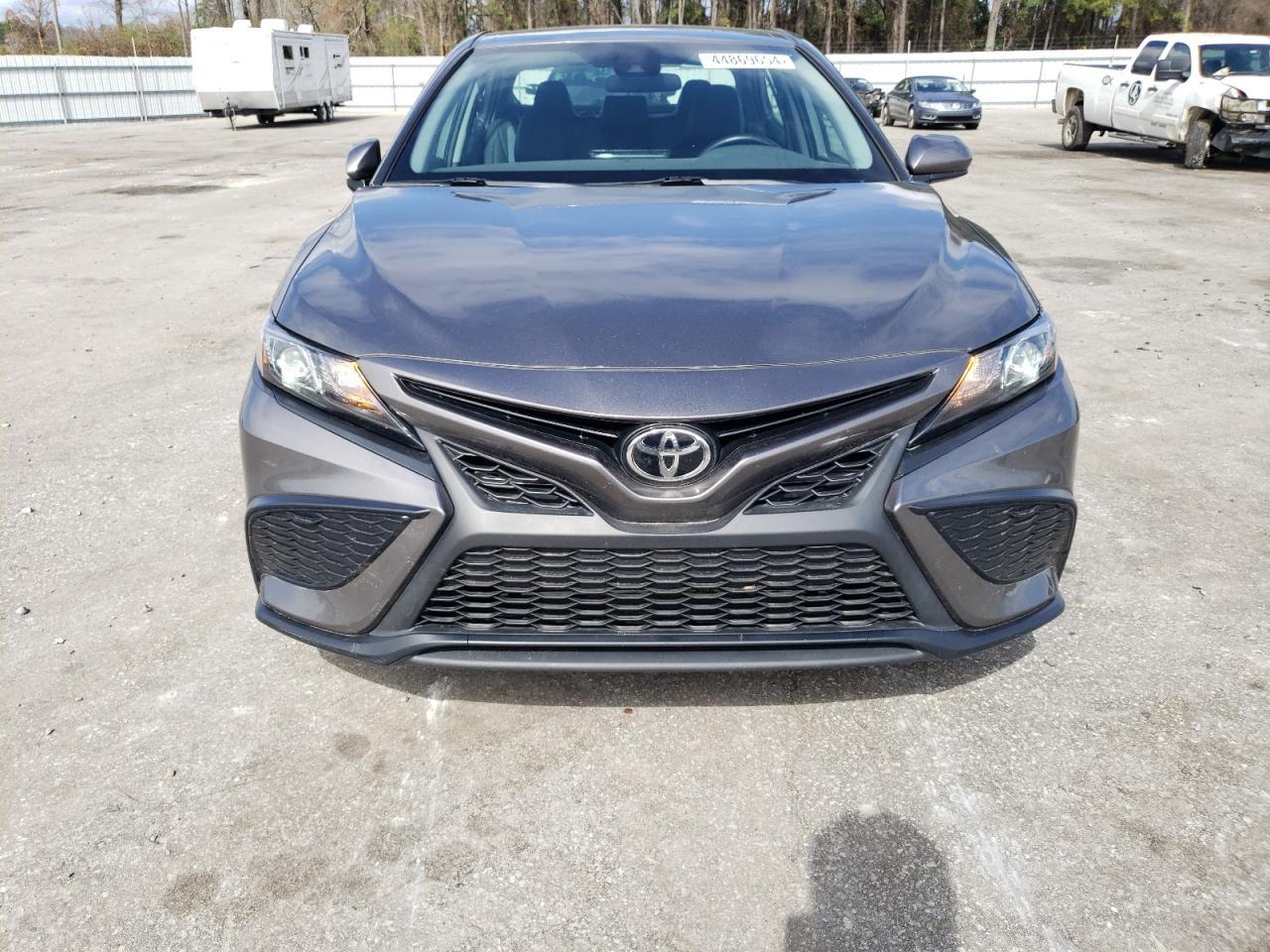 2021 TOYOTA CAMRY SE - Фото 5
