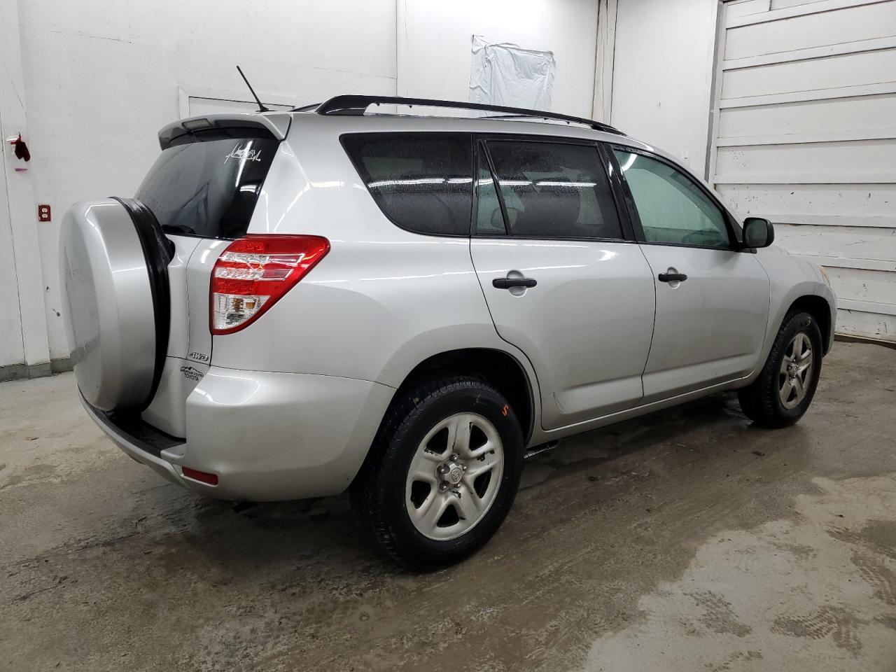 2011 TOYOTA RAV4 - Фото 3