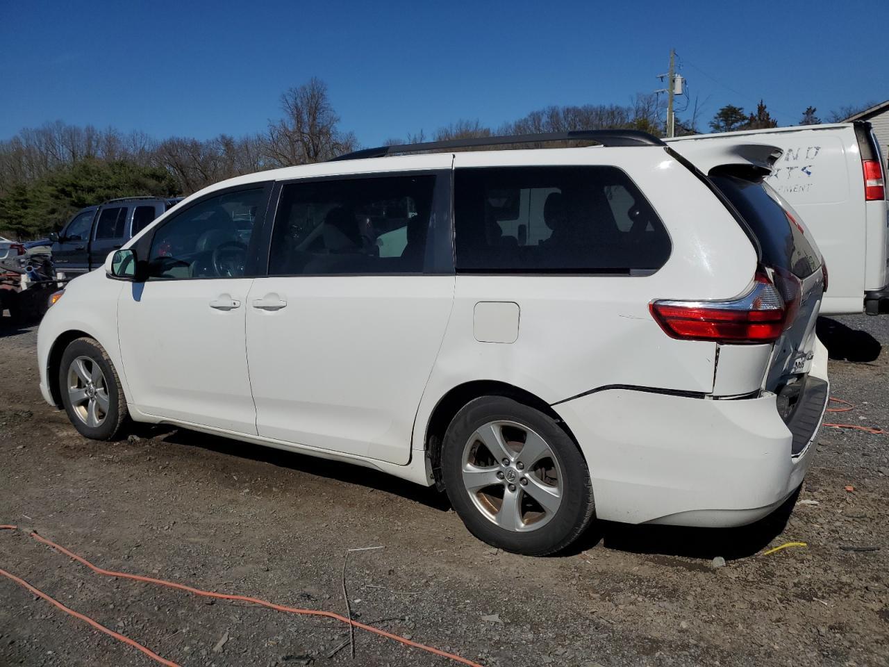 2015 TOYOTA SIENNA LE - Фото 2