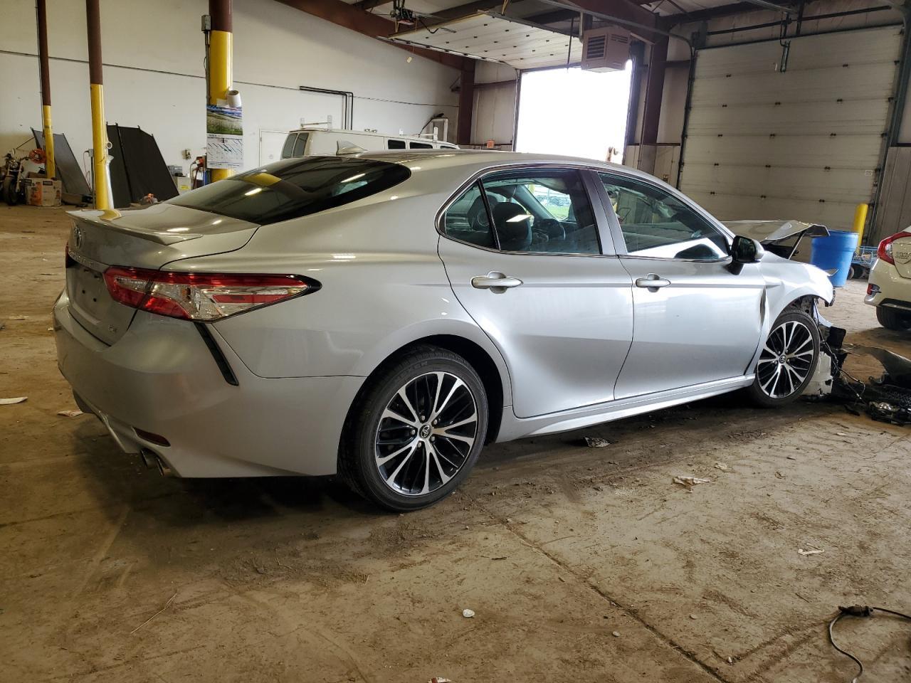 2020 TOYOTA CAMRY SE - Фото 3