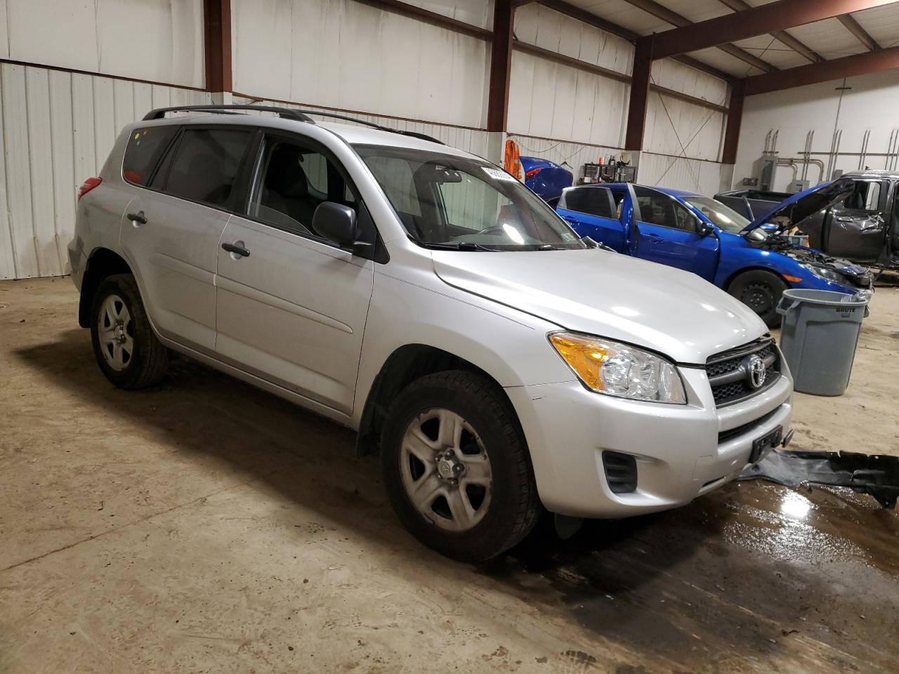 2011 TOYOTA RAV4 - Фото 4