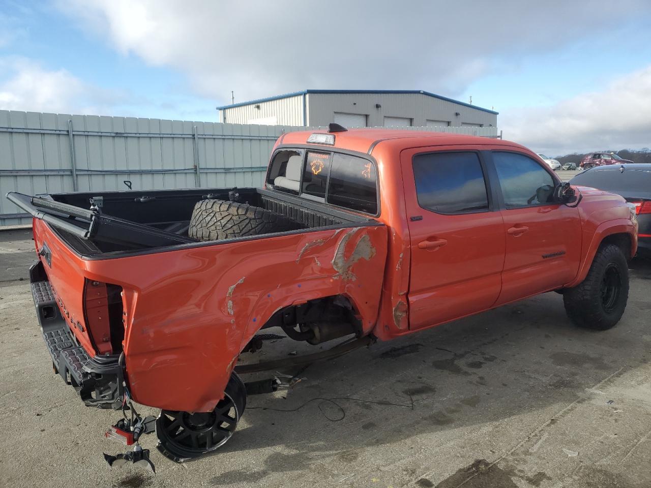 2017 TOYOTA TACOMA DOU - Фото 3