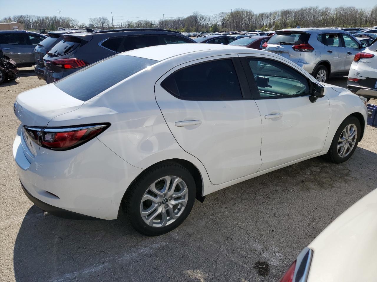 2017 TOYOTA YARIS IA - Фото 3