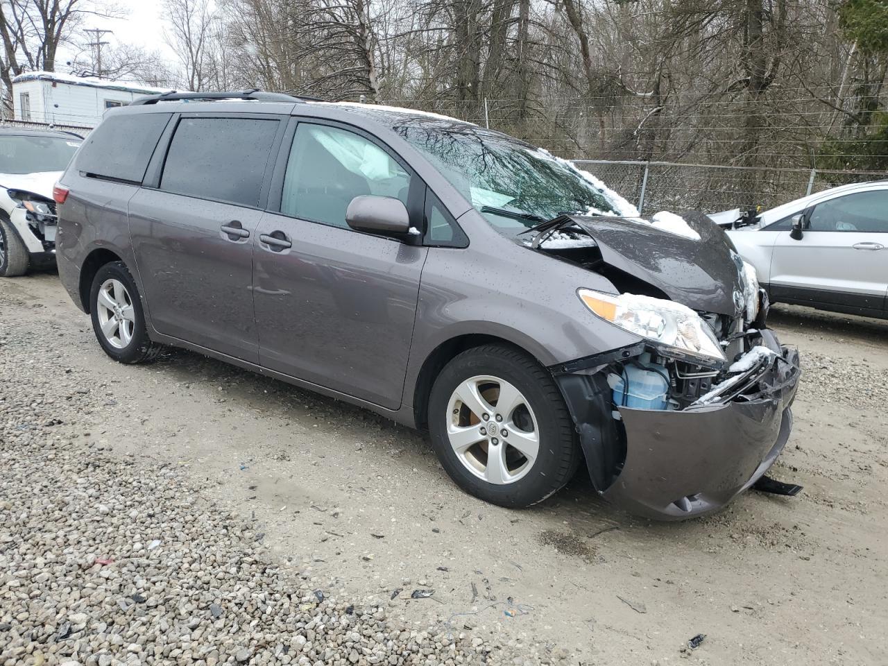 2015 TOYOTA SIENNA LE - Фото 4