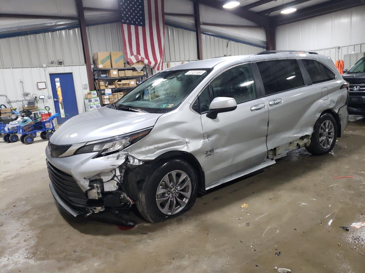 2023 TOYOTA SIENNA LE car image