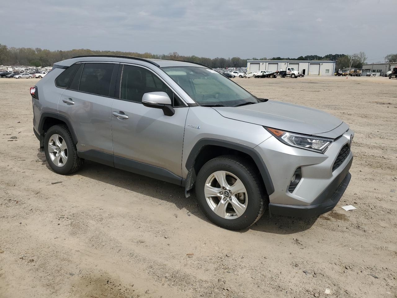 2020 TOYOTA RAV4 XLE - Image 4