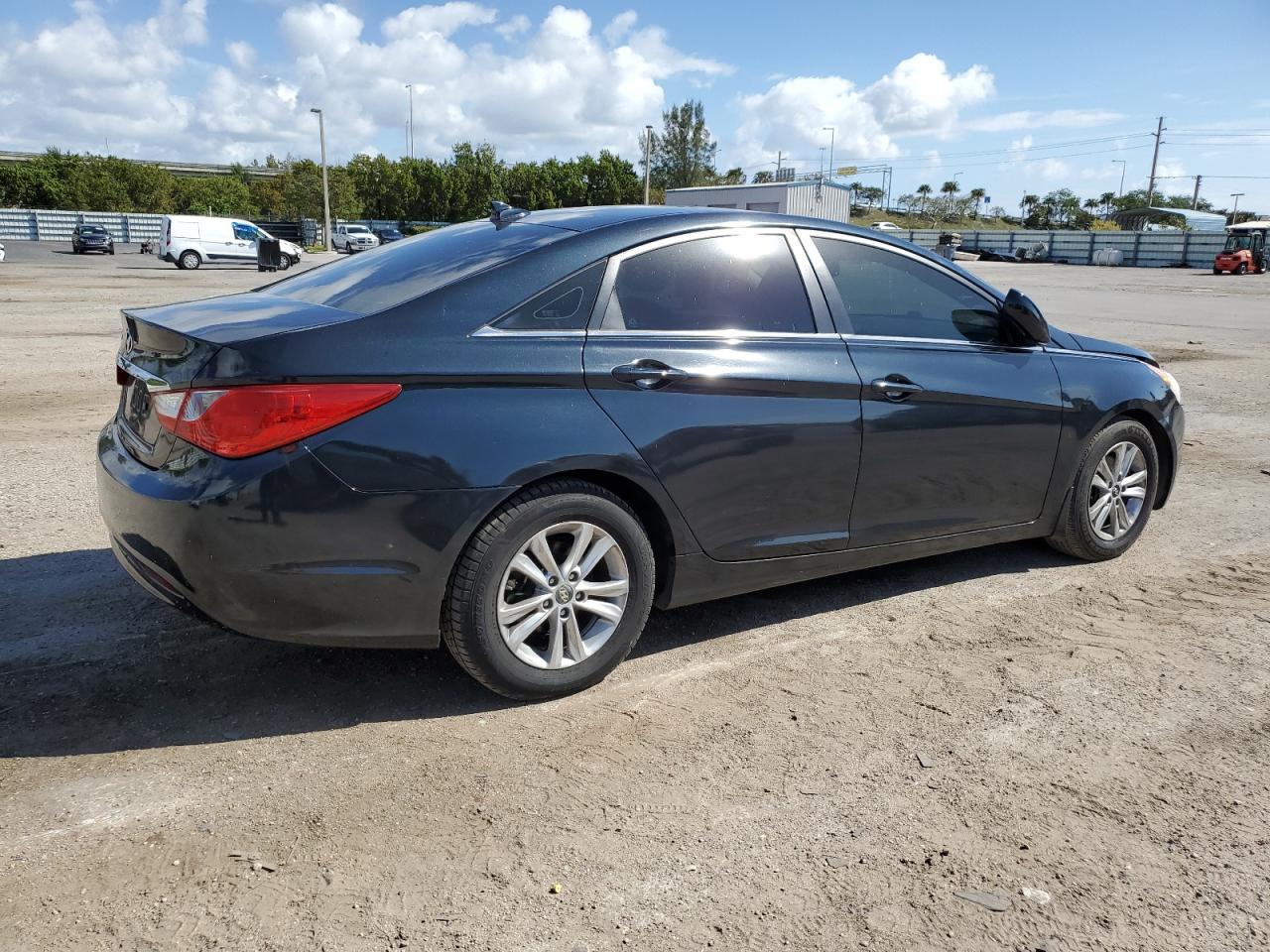 2013 HYUNDAI SONATA GLS - Image 3