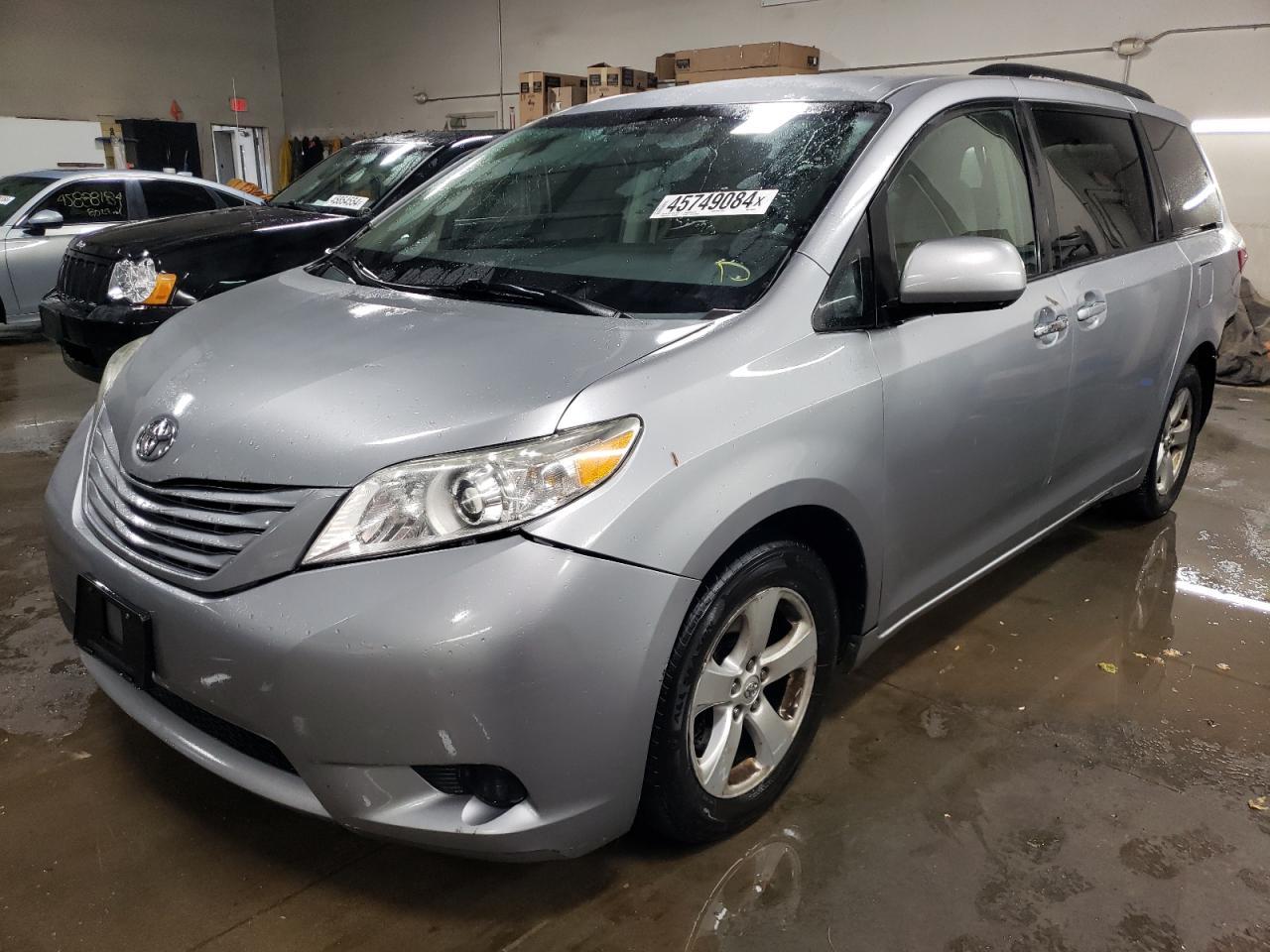 2015 TOYOTA SIENNA LE