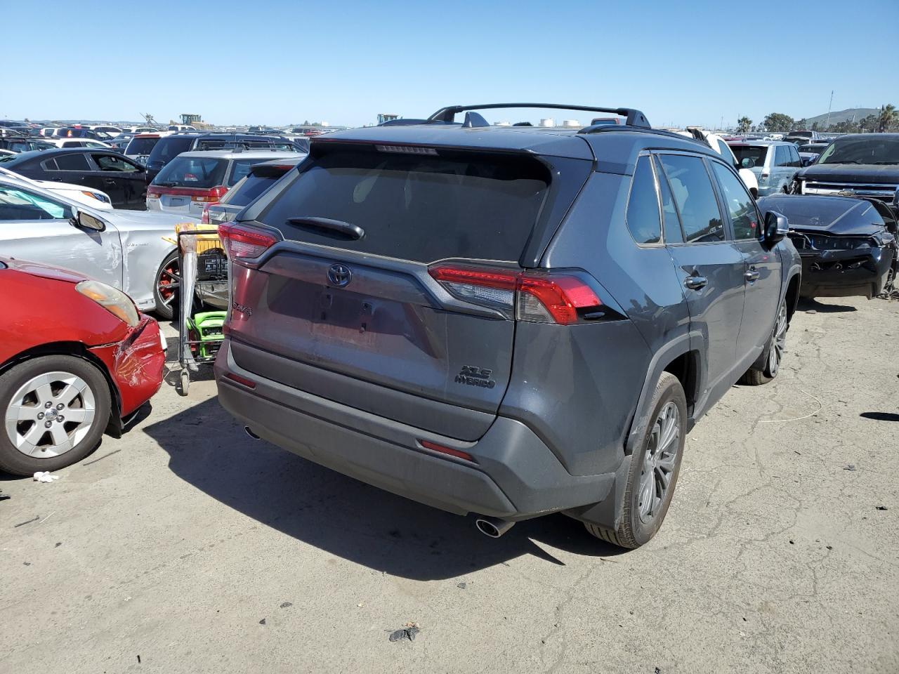 2024 TOYOTA RAV4 XLE P - Фото 3