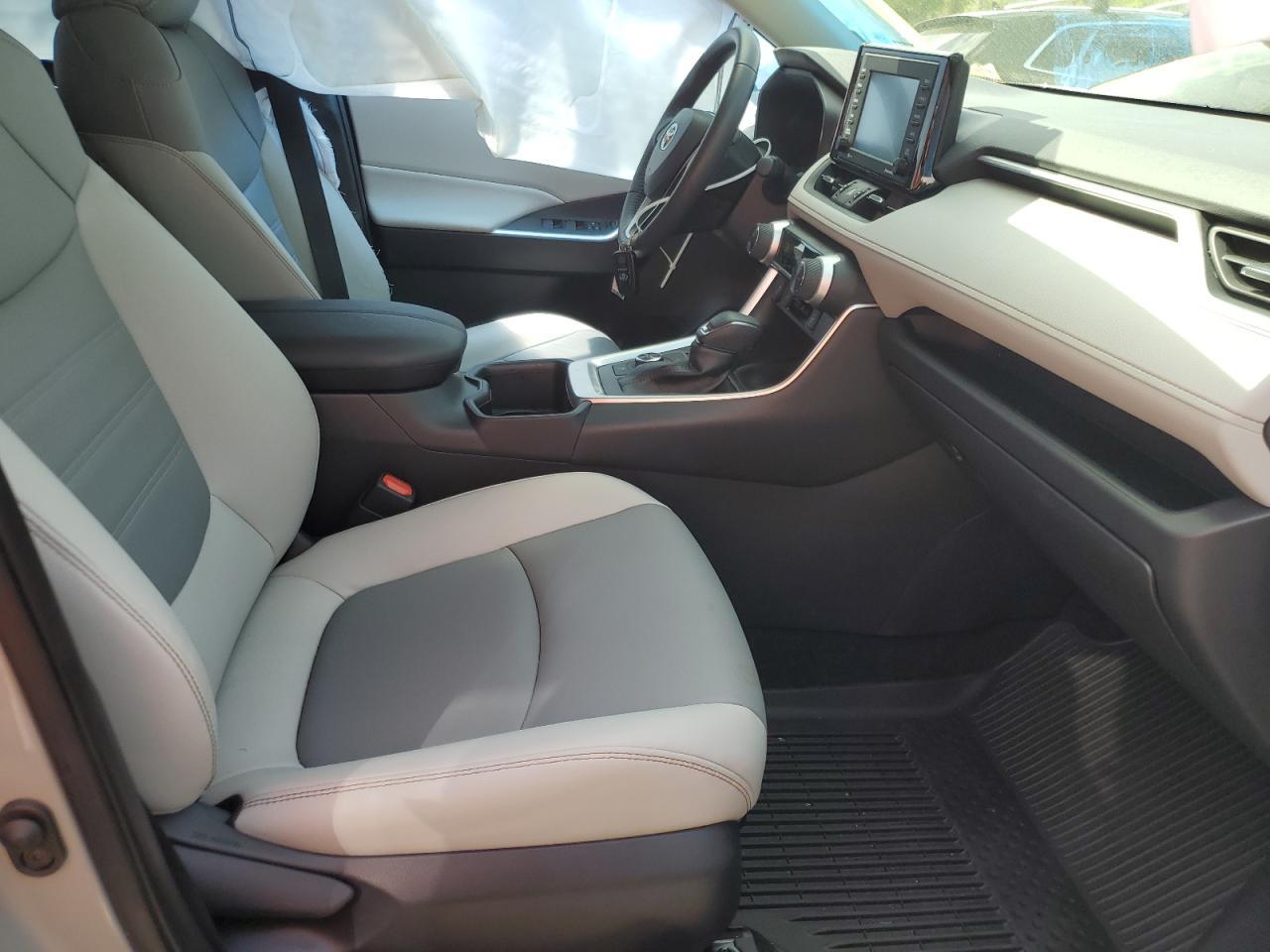 2022 TOYOTA RAV4 XLE P - Фото 7