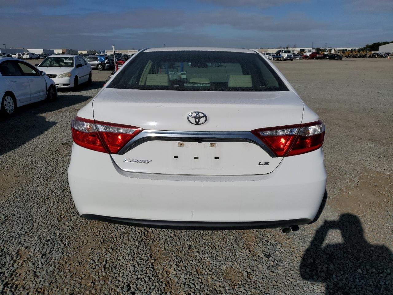 2015 TOYOTA CAMRY LE - Image 6