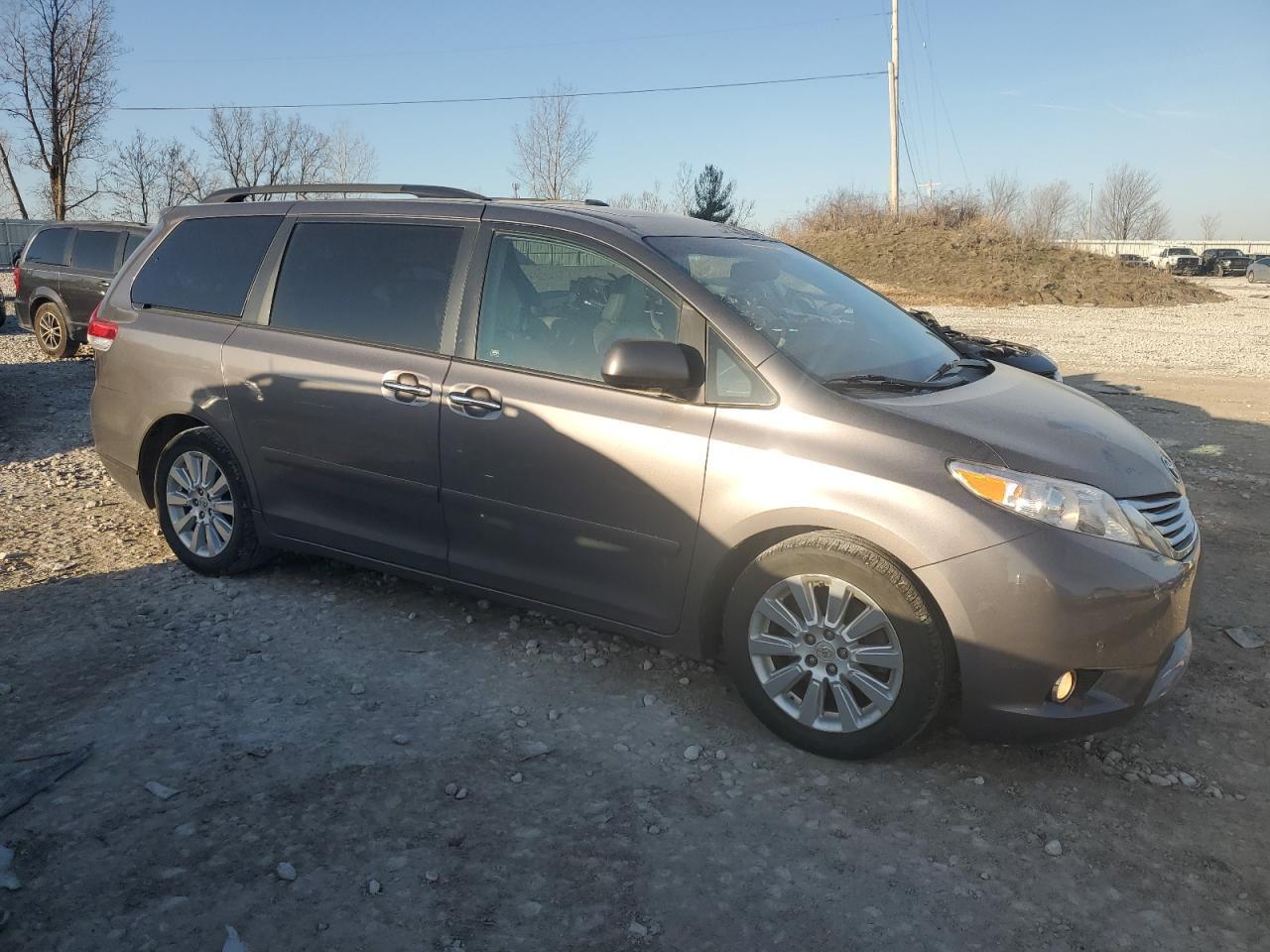 2011 TOYOTA SIENNA XLE - Фото 4