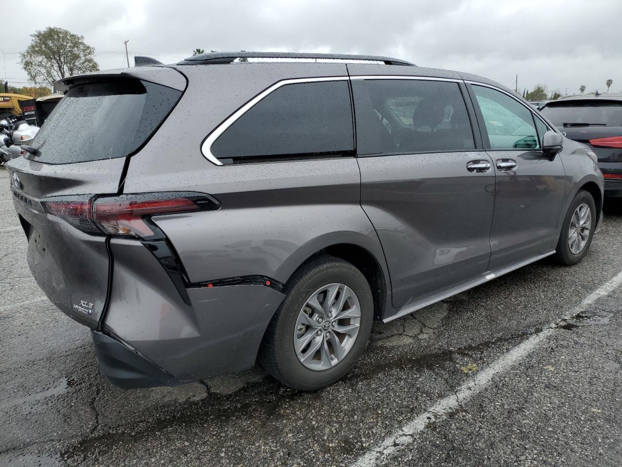 2023 TOYOTA SIENNA XLE - Image 3