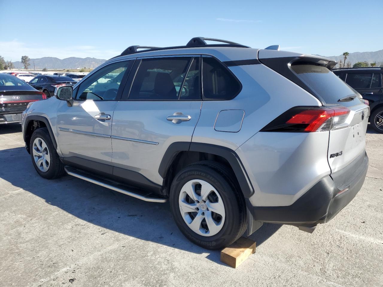 2021 TOYOTA RAV4 LE - Фото 2
