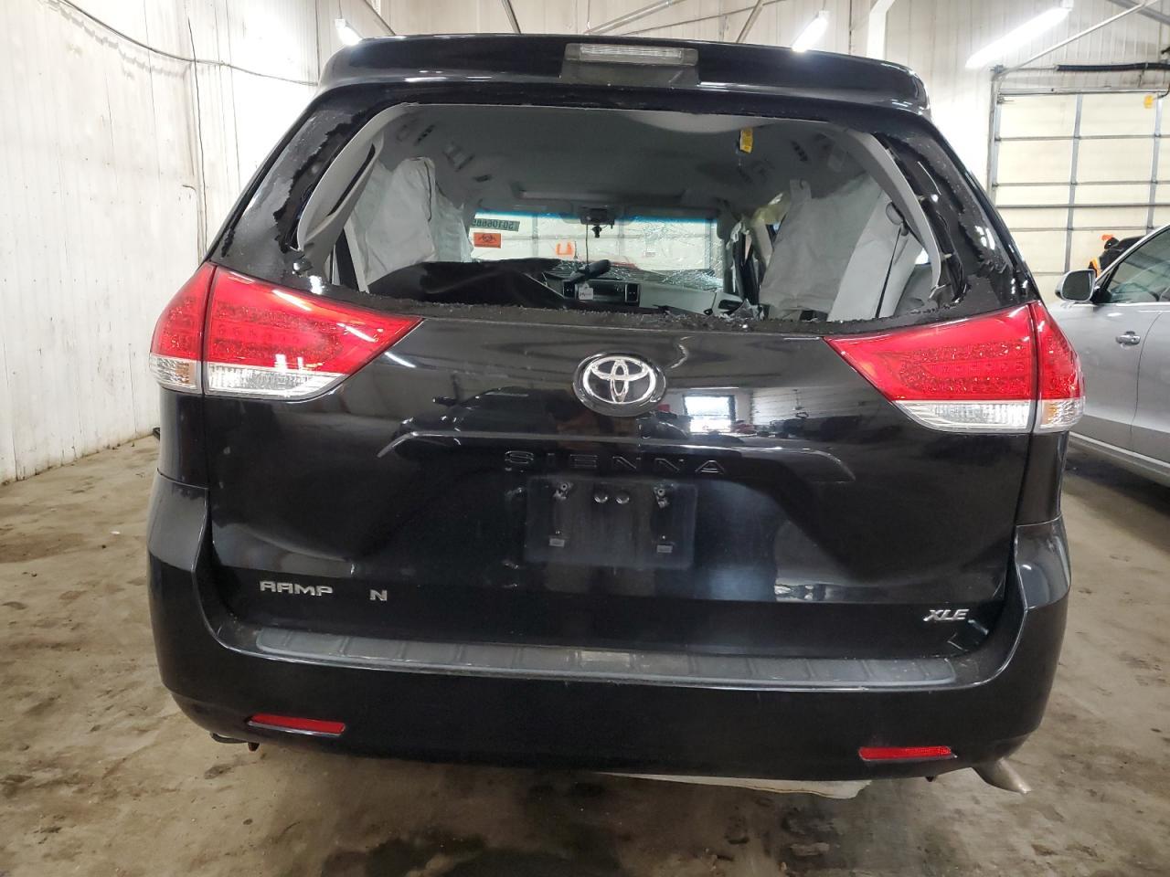 2011 TOYOTA SIENNA XLE - Фото 6