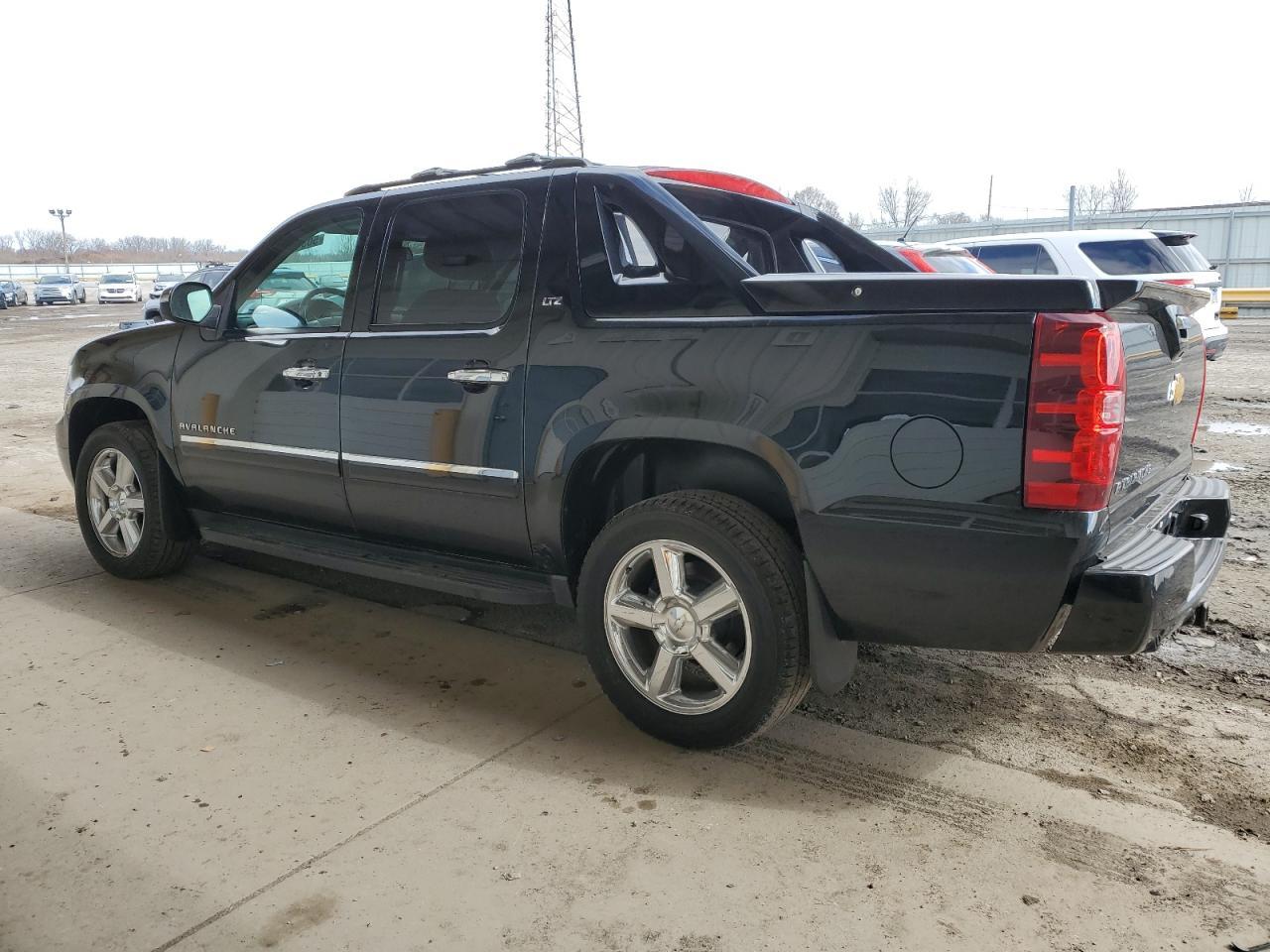 2012 CHEVROLET AVALANCHE - Image 2