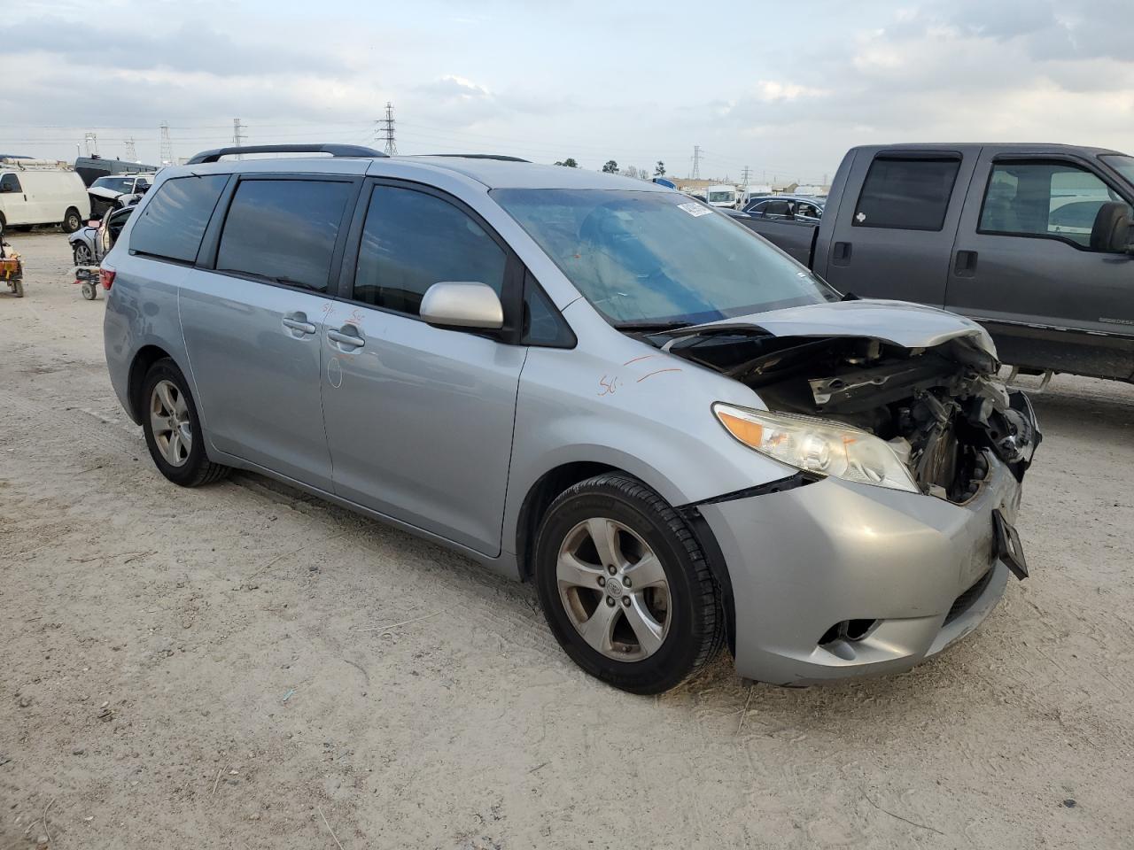 2015 TOYOTA SIENNA LE - Фото 4