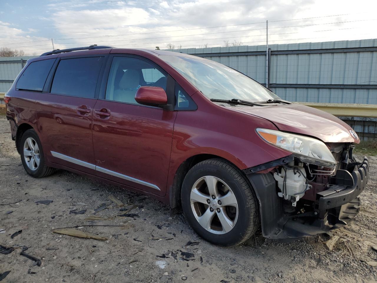 2015 TOYOTA SIENNA LE - Image 4