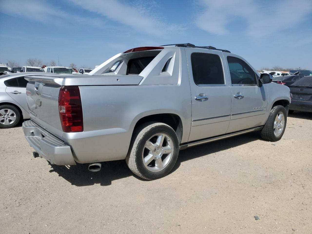 2013 CHEVROLET AVALANCHE - Image 3