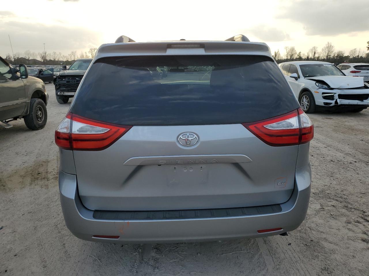 2015 TOYOTA SIENNA LE - Фото 6