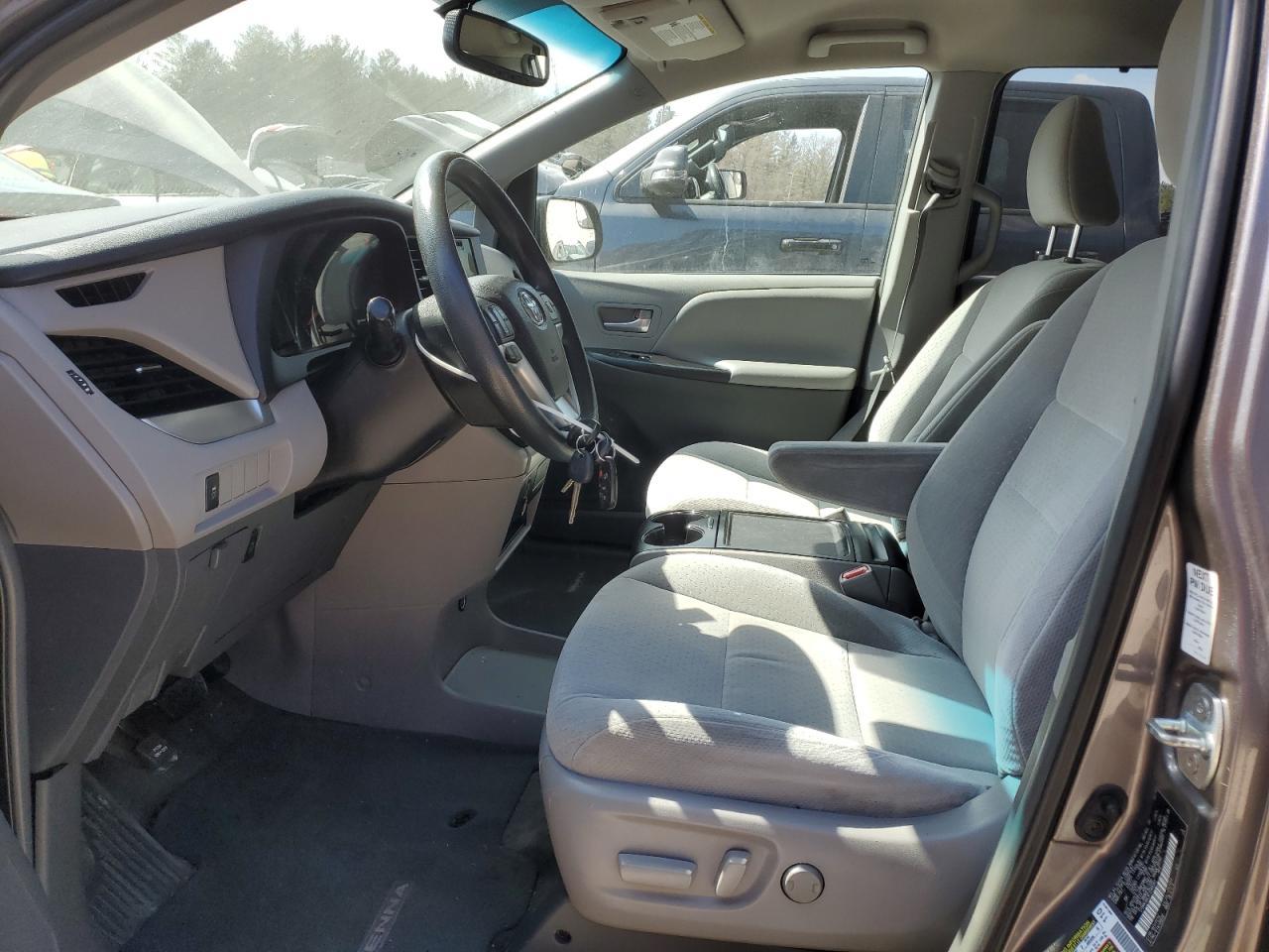 2015 TOYOTA SIENNA LE - Image 7