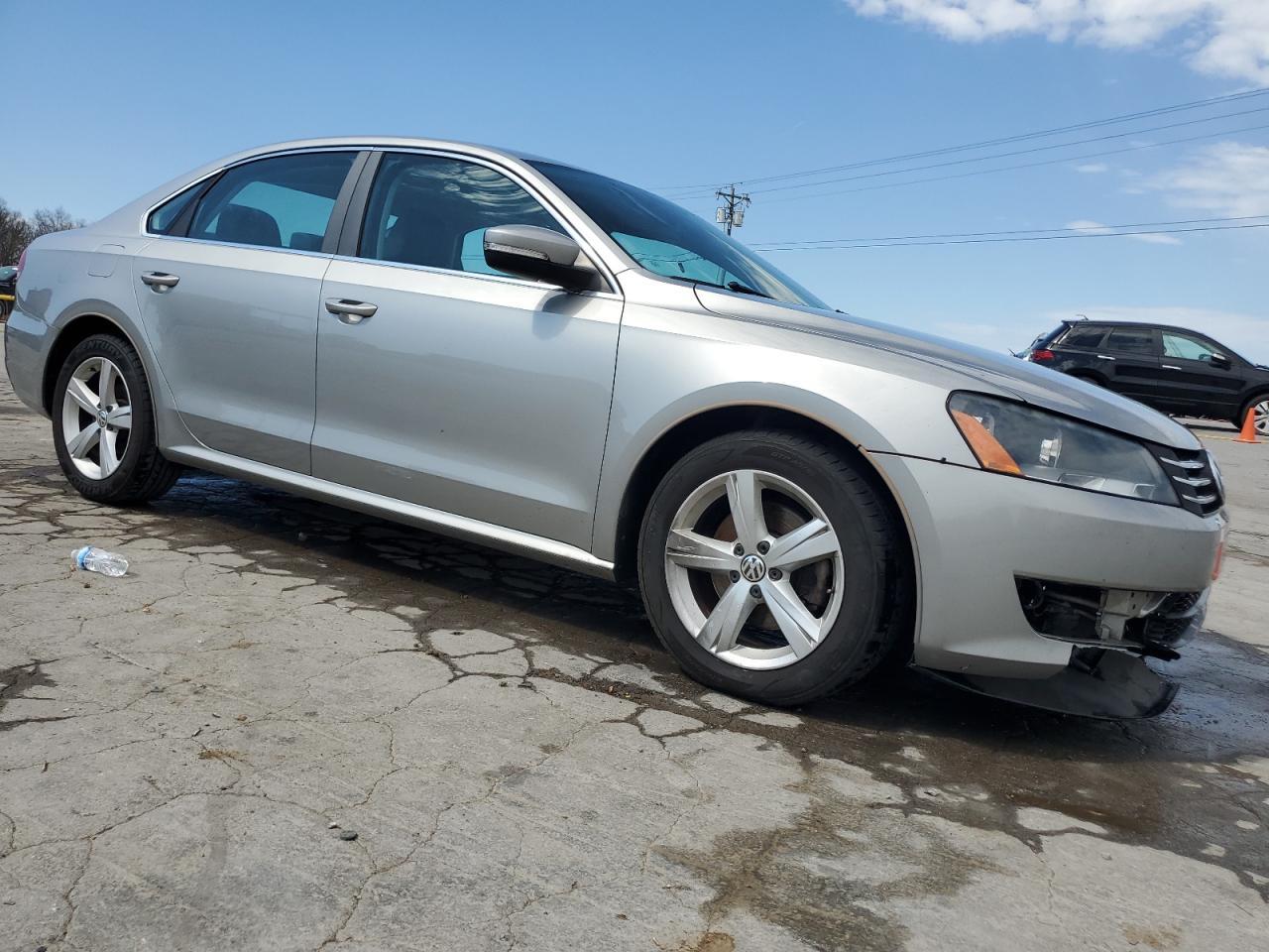 2013 VOLKSWAGEN PASSAT SE - Image 4