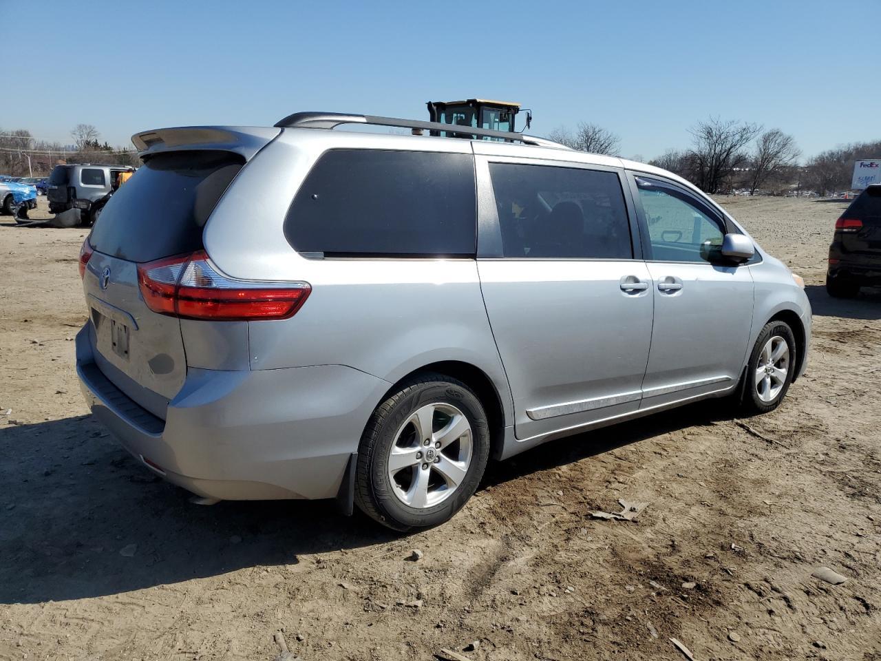 2015 TOYOTA SIENNA LE - Image 3