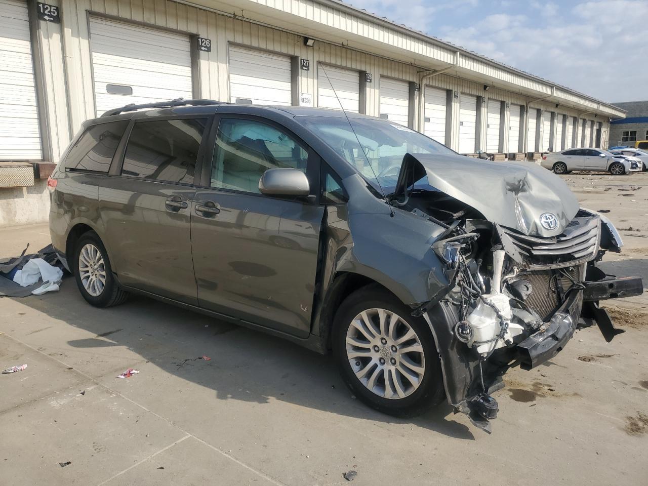 2011 TOYOTA SIENNA XLE - Фото 4