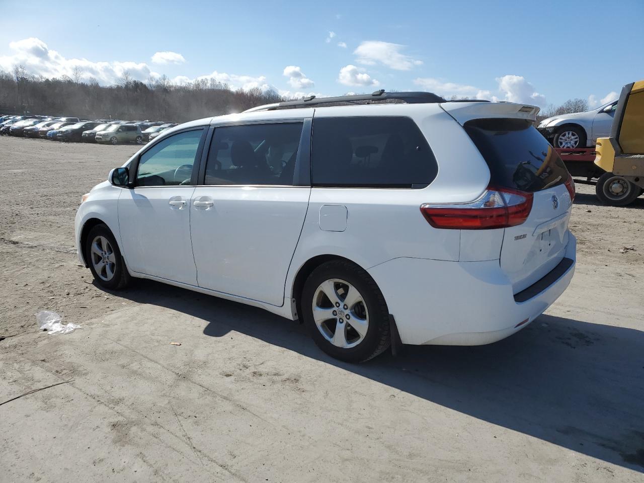 2015 TOYOTA SIENNA LE - Фото 2