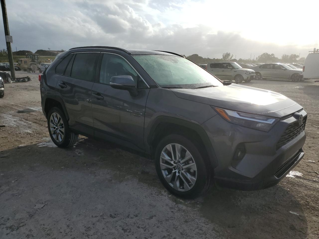 2022 TOYOTA RAV4 XLE P - Image 4