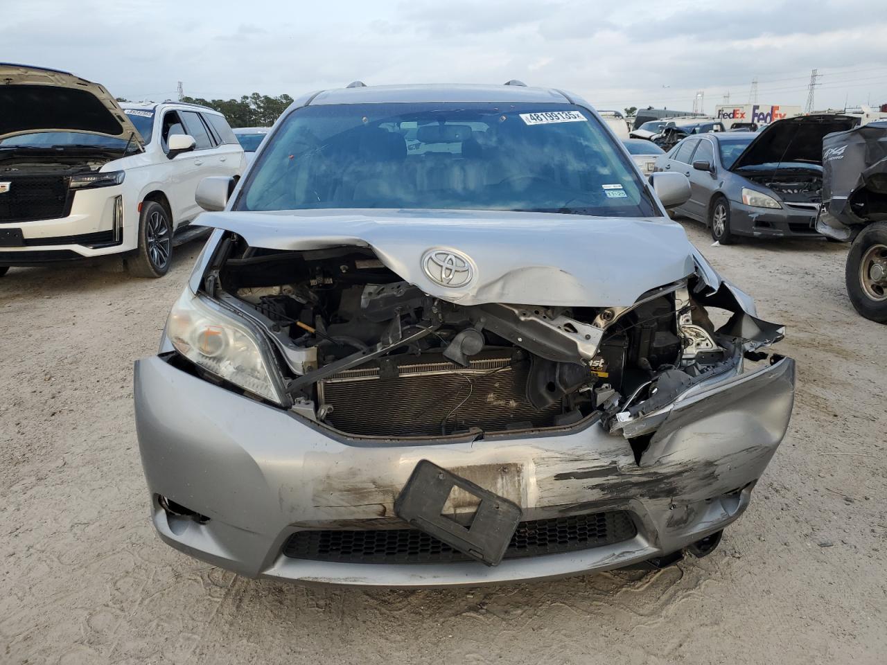 2015 TOYOTA SIENNA LE - Фото 5