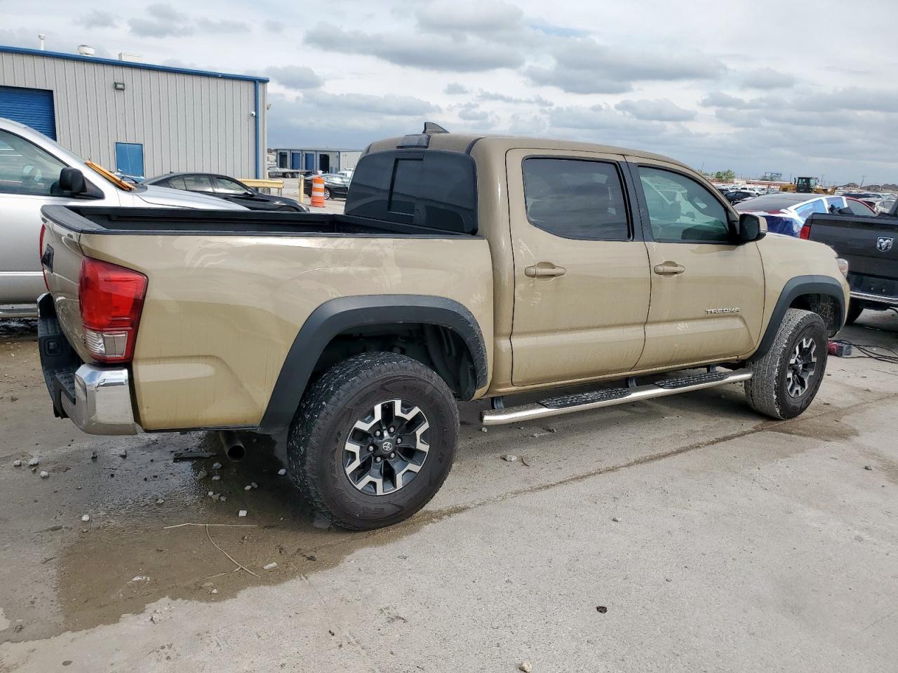 2017 TOYOTA TACOMA DOU - Фото 3
