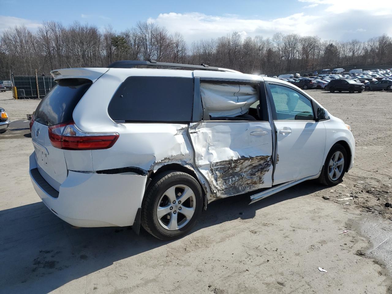2015 TOYOTA SIENNA LE - Фото 3