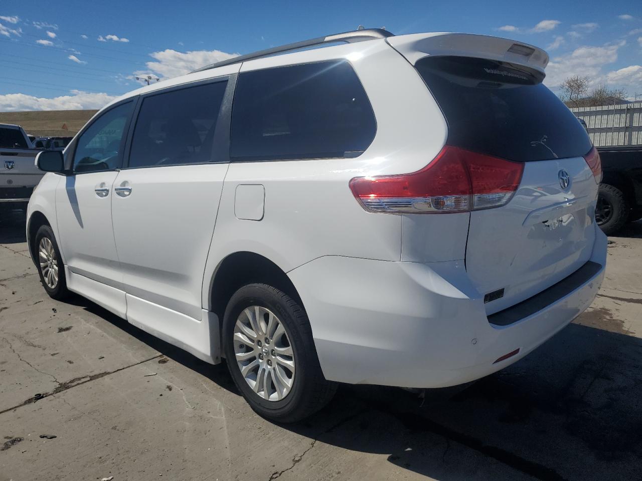 2011 TOYOTA SIENNA XLE - Фото 2