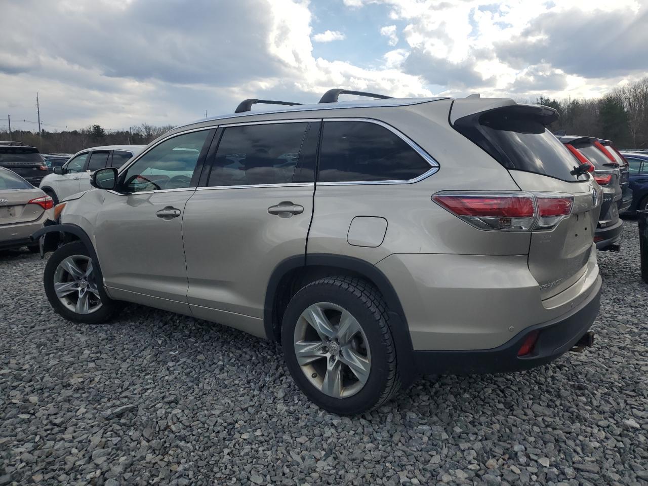 2015 TOYOTA HIGHLANDER - Image 2