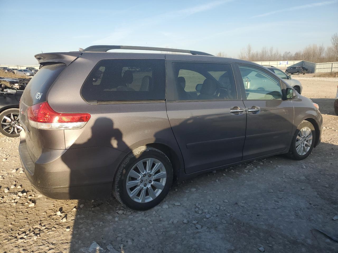 2011 TOYOTA SIENNA XLE - Фото 3