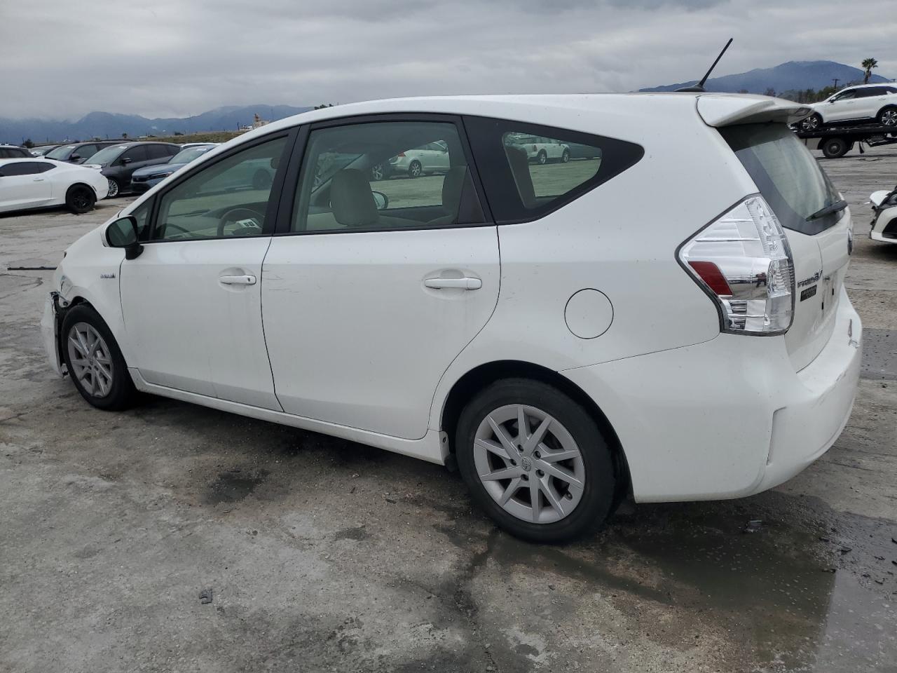 2013 TOYOTA PRIUS V - Фото 2