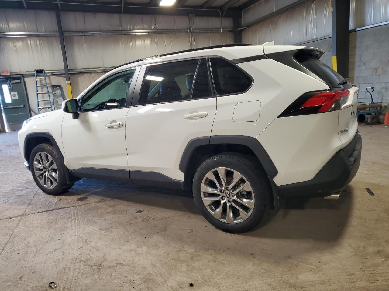 2019 TOYOTA RAV4 XLE P - Фото 2