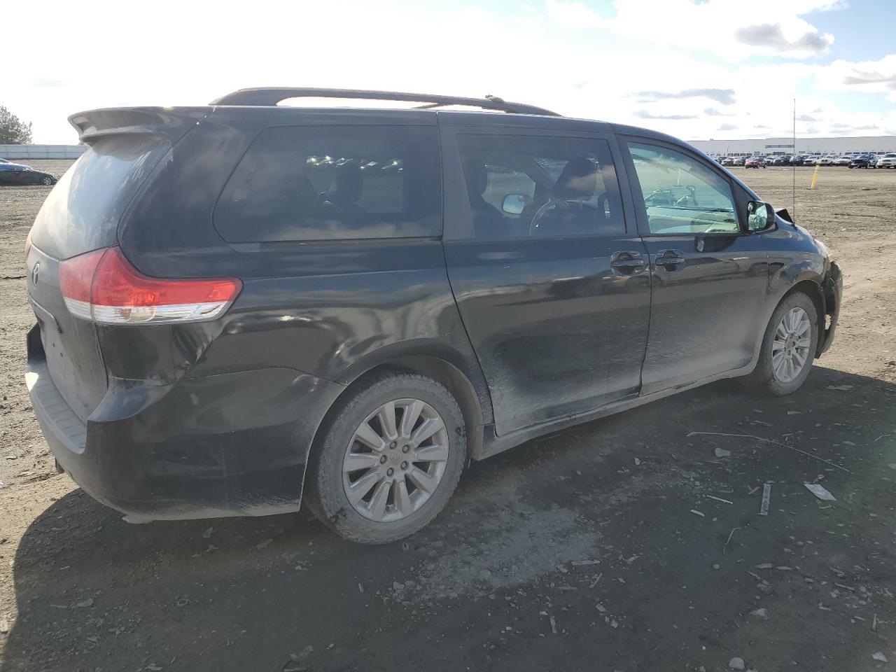 2013 TOYOTA SIENNA XLE - Фото 3