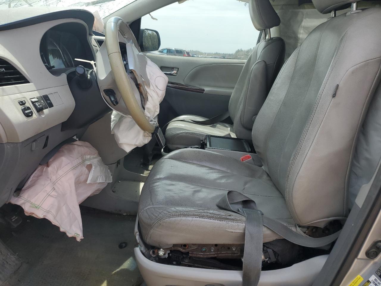 2013 TOYOTA SIENNA XLE - Image 7