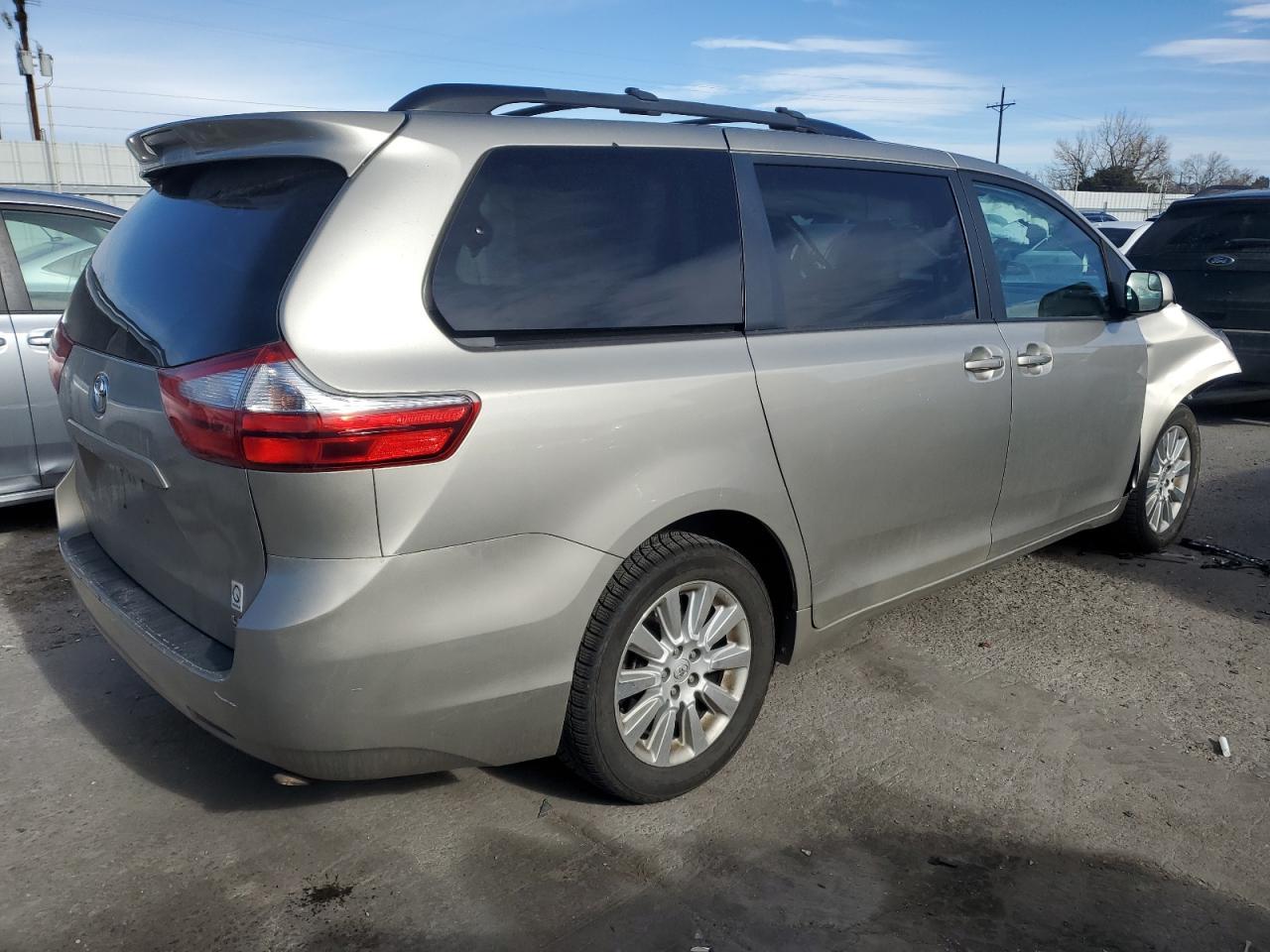 2015 TOYOTA SIENNA LE - Фото 3