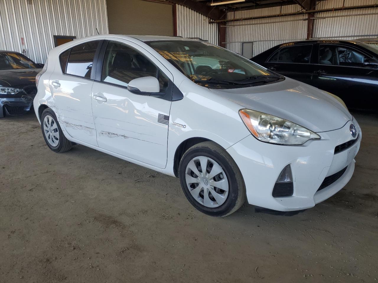 2013 TOYOTA PRIUS C - Image 4