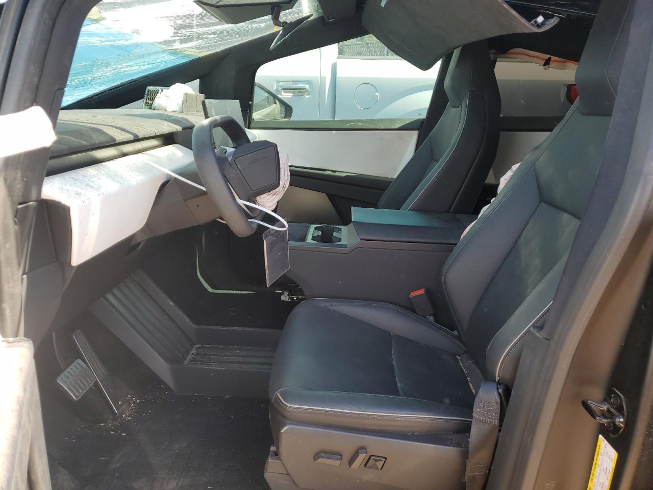 2024 TESLA CYBERTRUCK - Image 7