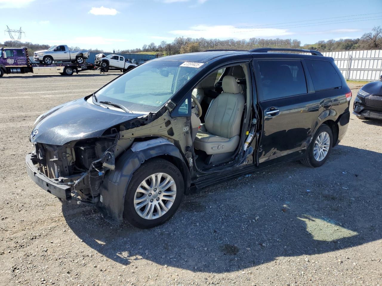 2013 TOYOTA SIENNA XLE