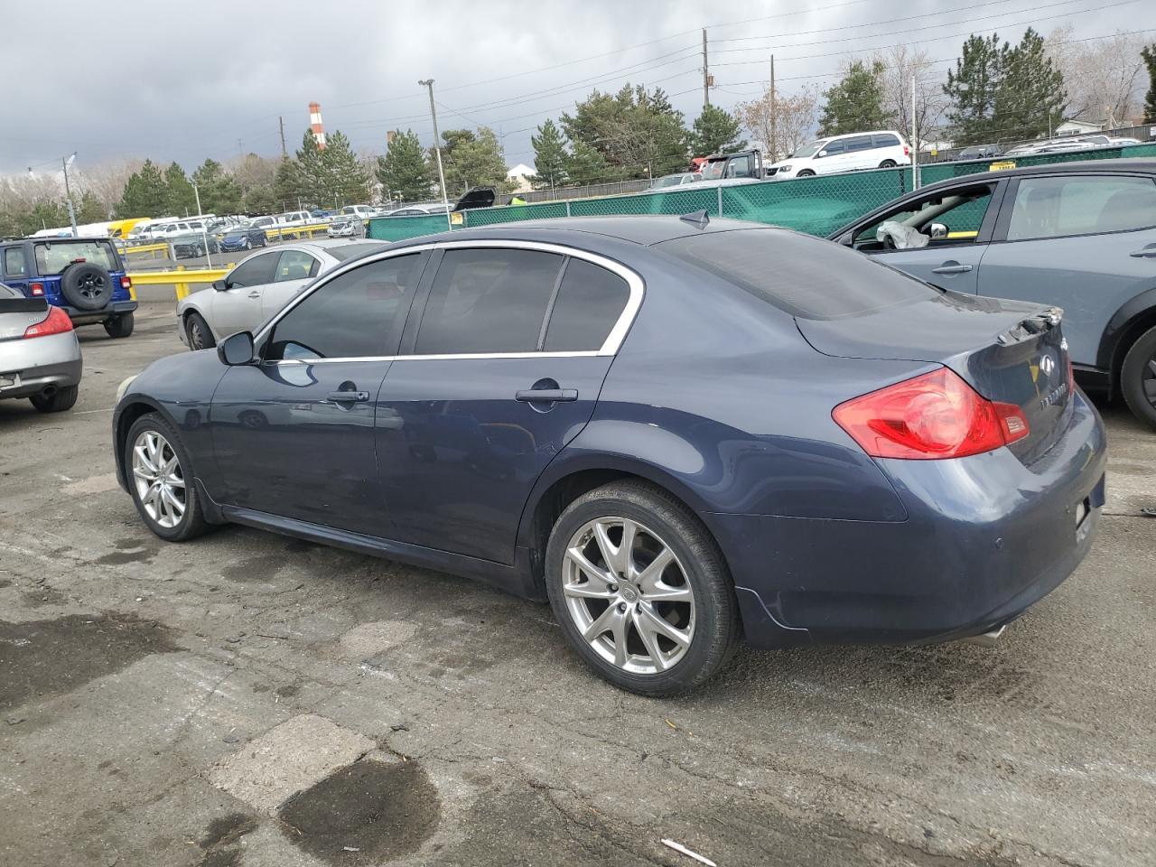 2011 INFINITI G37 - Image 2