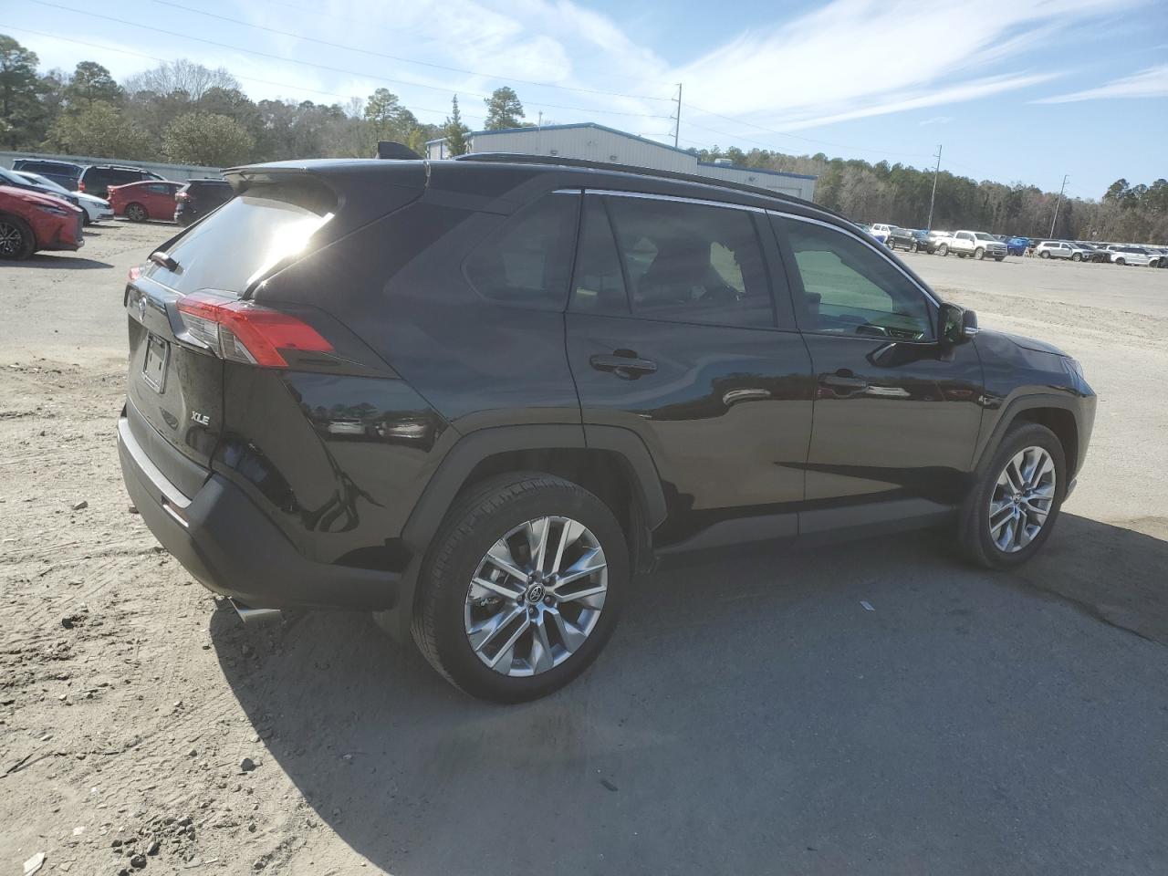 2024 TOYOTA RAV4 XLE P - Фото 3