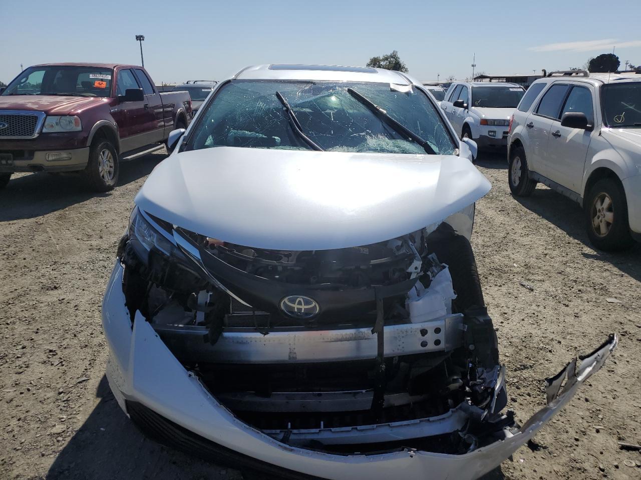 2023 TOYOTA SIENNA XLE - Image 5